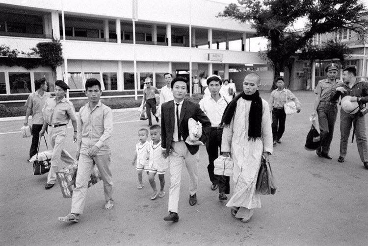 https://www.luatkhoa.org/wp-content/uploads/2020/04/06-Thich-Nhat-Hanh-at-an-airport-PHOTO-PVCEB.jpg